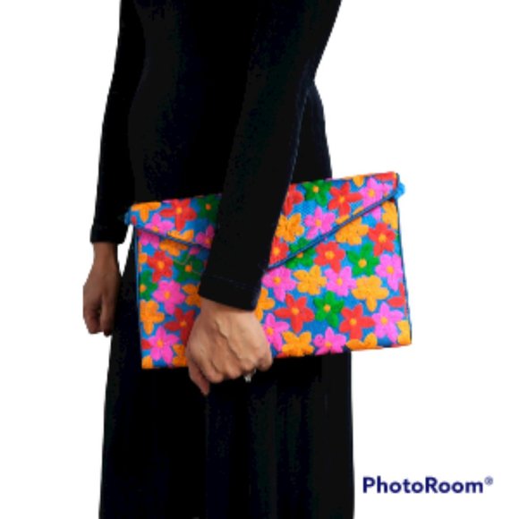 NWT Embroidered Envelope Clutch - Picture 11 of 12